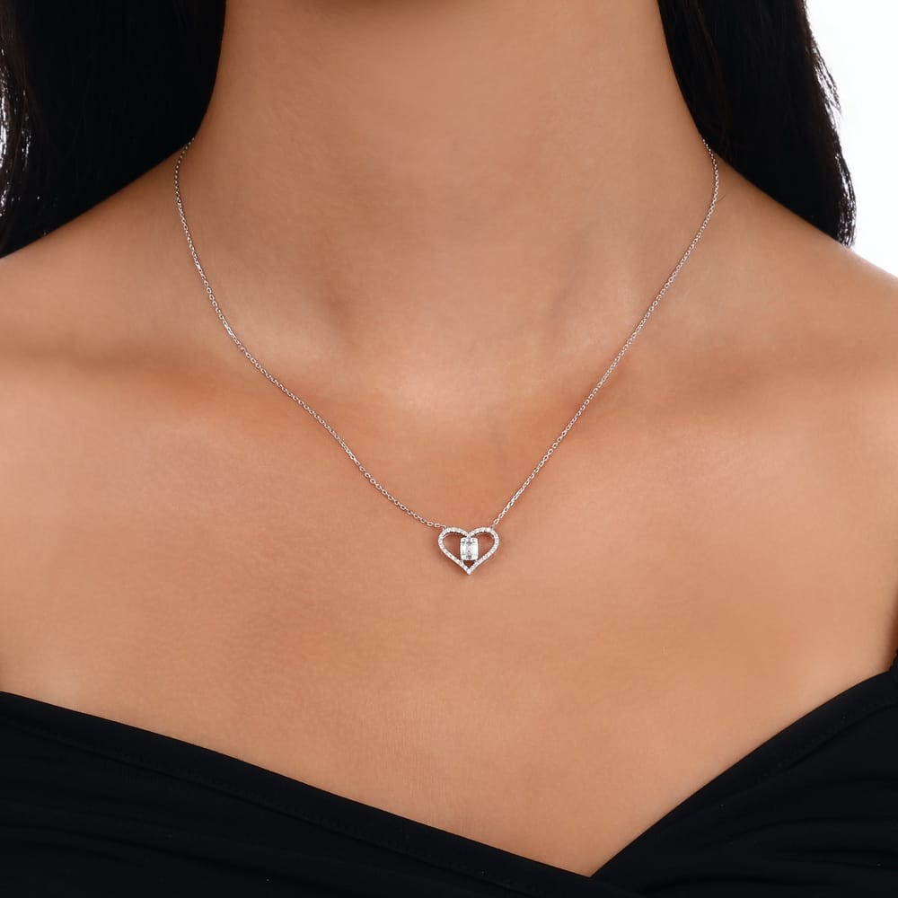 0.27 ct. Pırlanta Baget Kalp Kolye