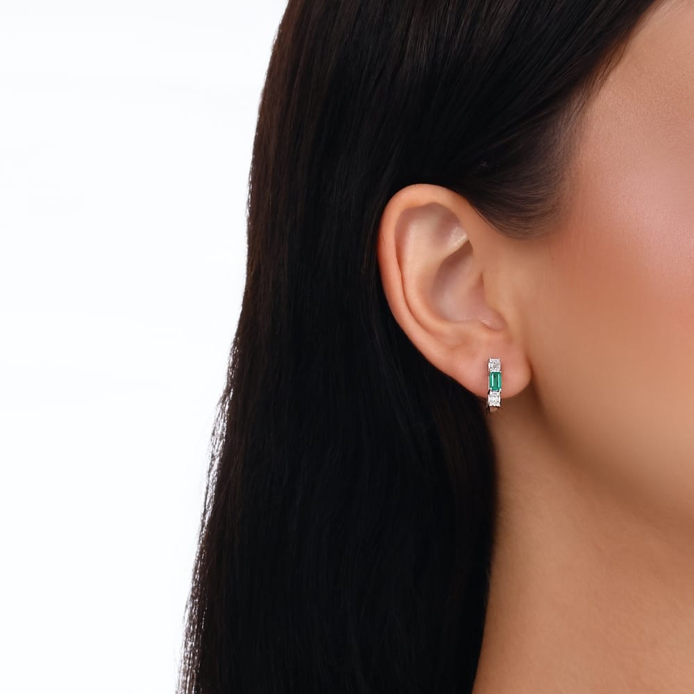 0.63 ct. Pırlanta Cherry Doğal Zümrüt Baget Küpe 0.63 ct. Pırlanta Cherry Doğal Zümrüt Baget Küpe