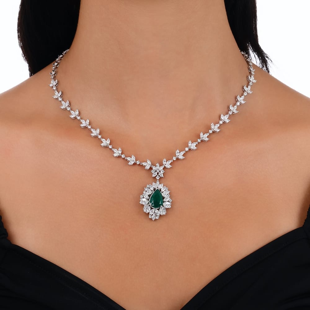 14.56 ct. Pırlanta Doğal Zümrüt Kolye 14.56 ct. Pırlanta Doğal Zümrüt Kolye