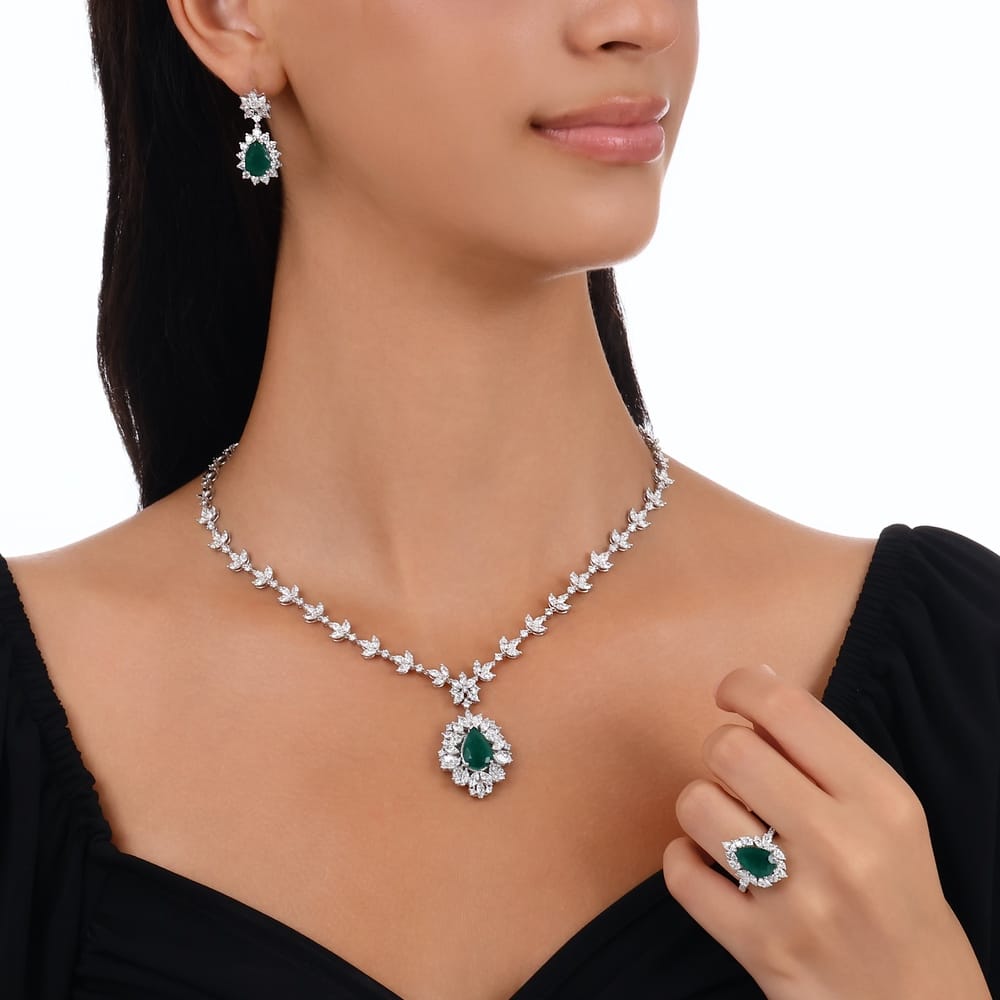 14.56 ct. Pırlanta Doğal Zümrüt Kolye 14.56 ct. Pırlanta Doğal Zümrüt Kolye
