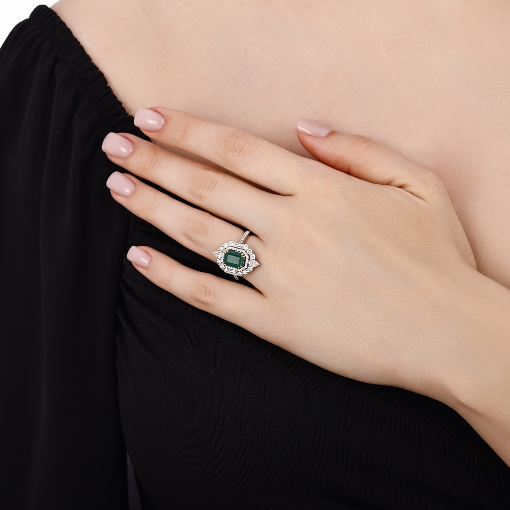 3.91 ct. Pırlanta Baget Doğal Zümrüt Yüzük 3.91 ct. Pırlanta Baget Doğal Zümrüt Yüzük