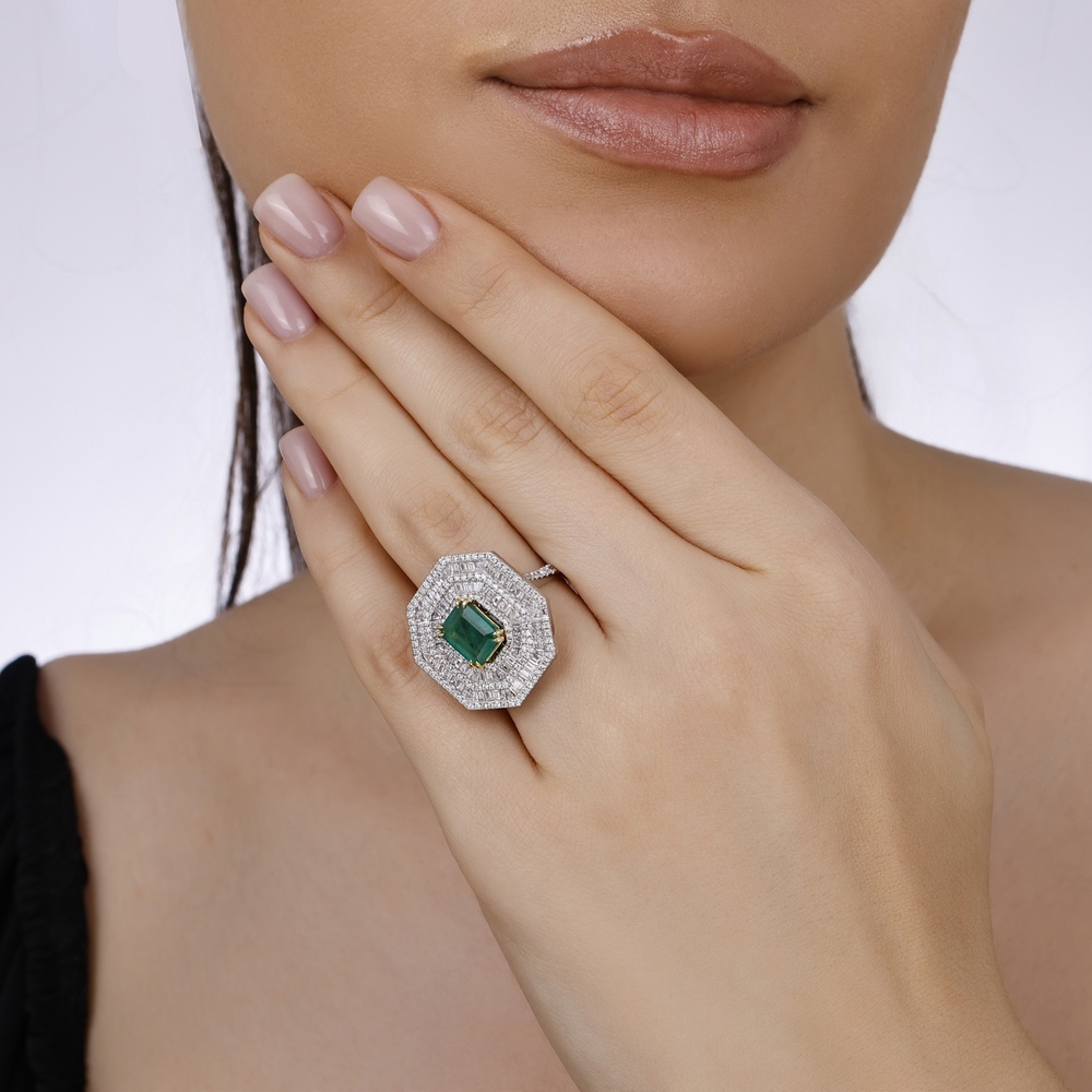3.92 ct. Pırlanta Baget Doğal Zümrüt Yüzük