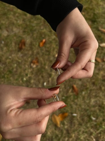 Çift Sıra Görünümlü Taşlı Altın Halka Küpe Çift Sıra Görünümlü Taşlı Altın Halka Küpe