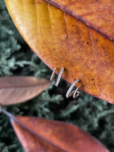 Çift Sıra Görünümlü Taşlı Altın Halka Küpe Çift Sıra Görünümlü Taşlı Altın Halka Küpe