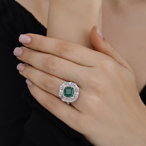 5.05 ct. Pırlanta Baget Doğal Zümrüt Yüzük